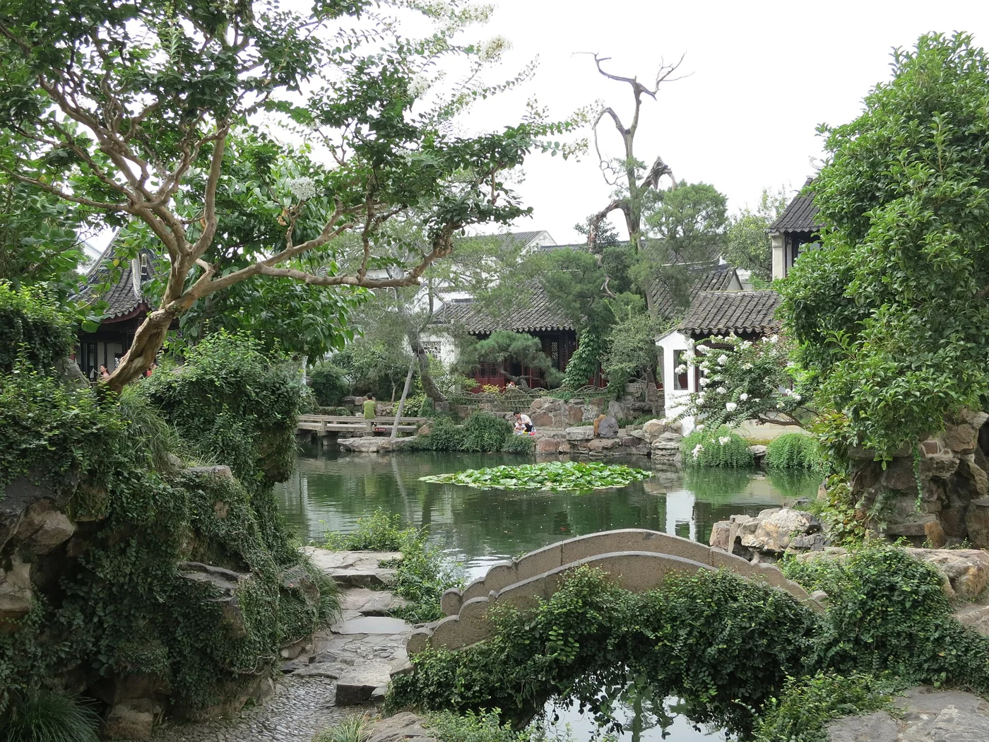 网师园彩霞池与水边亭廊